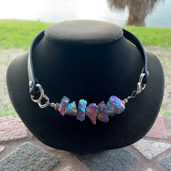 Druzy quartz choker . Rainbow iridescent druzy crystal quartz leather choker - Picture 12 of 12